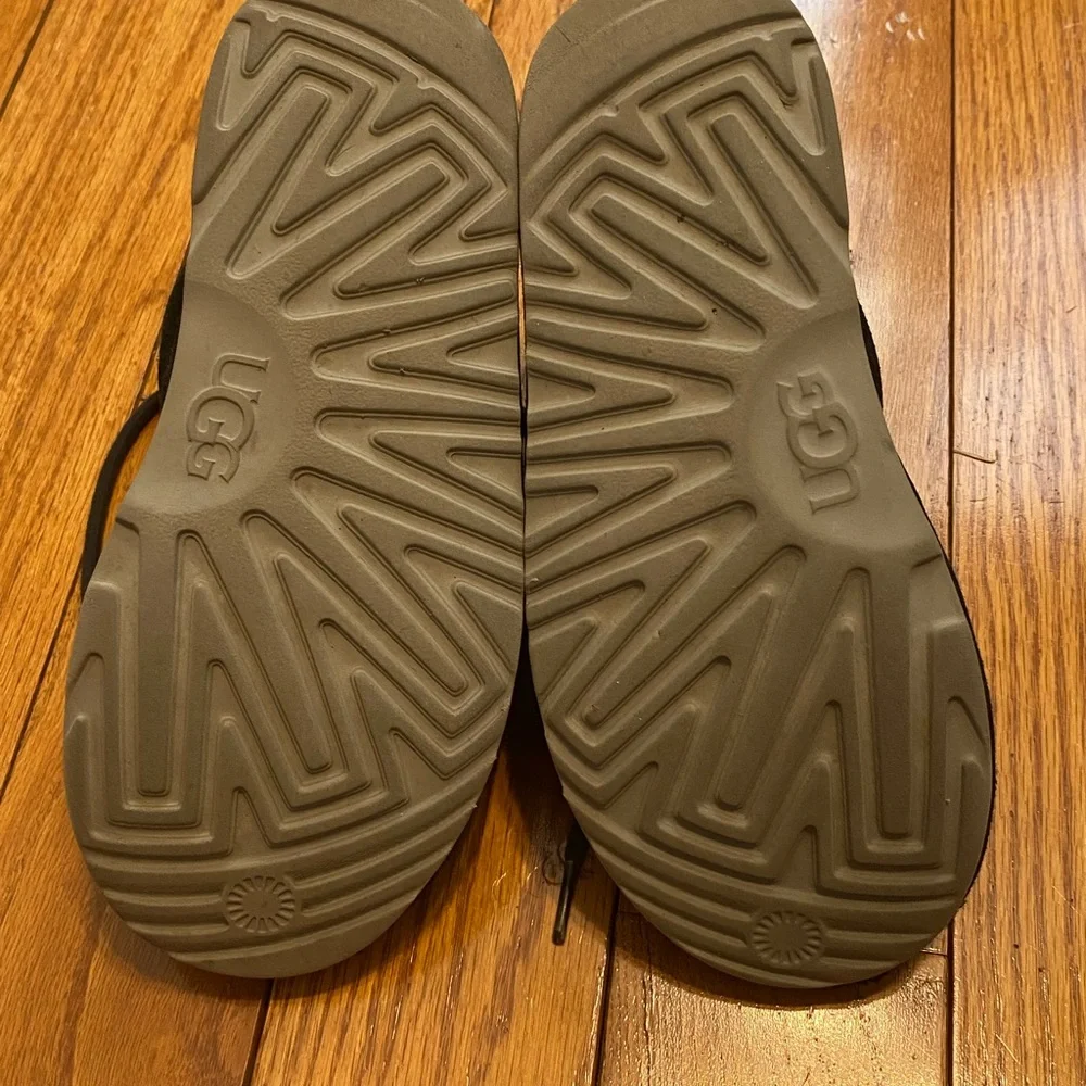 Girls‎ Kids' UGG Neumel Graphic Outline Chukka Boots Suede Black Gray Size 3